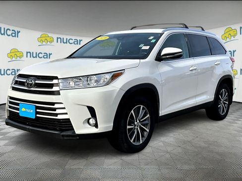 Used 2019 Toyota Highlander XLE image 3