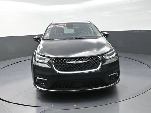 Used 2023 Chrysler Pacifica Touring-L FWD image 4