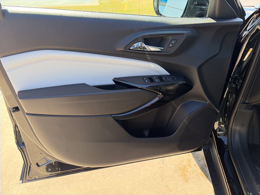 Used 2026 Chevrolet Trax LT w/ Sunroof Package FWD image 22