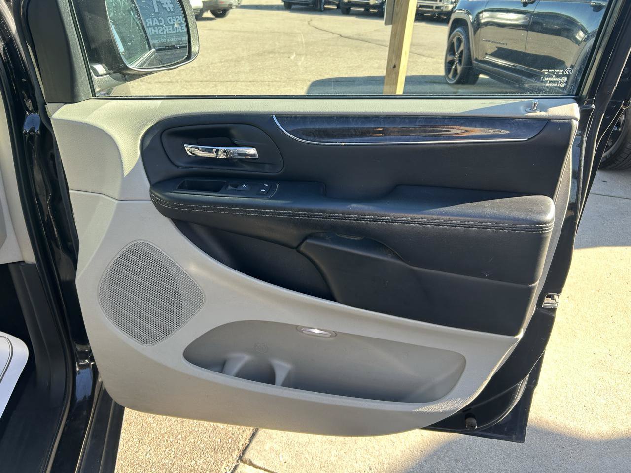 Used 2015 Chrysler Town & Country Limited Platinum FWD image 15