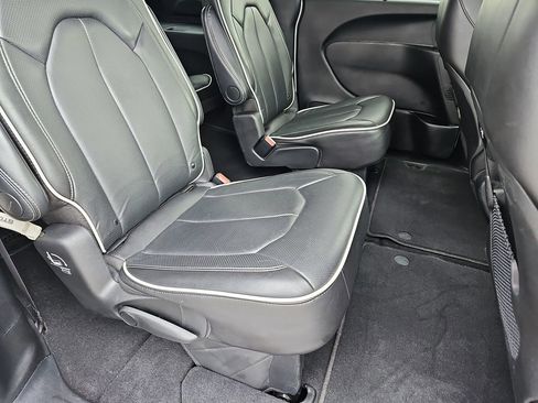 Used 2025 Chrysler Pacifica Limited image 19