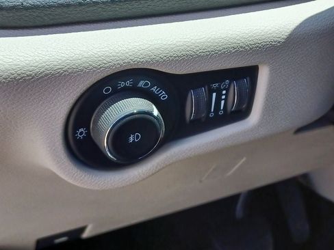Used 2023 Chrysler Pacifica Touring-L w/ Uconnect Theater Family Group AWD/4WD image 14