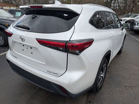 Used 2023 Toyota Highlander XLE image 7