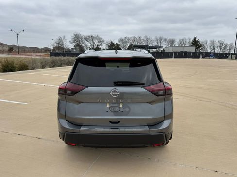 Used 2025 Nissan Rogue SV w/ SV Premium Package image 8