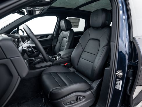 Certified 2026 Porsche Cayenne AWD/4WD image 5