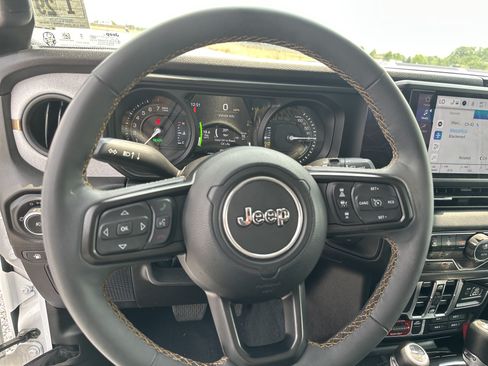 Used 2024 Jeep Wrangler Unlimited AWD/4WD image 18