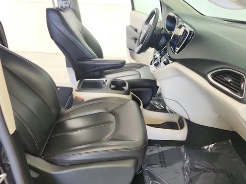 Used 2023 Chrysler Pacifica Touring-L FWD image 29