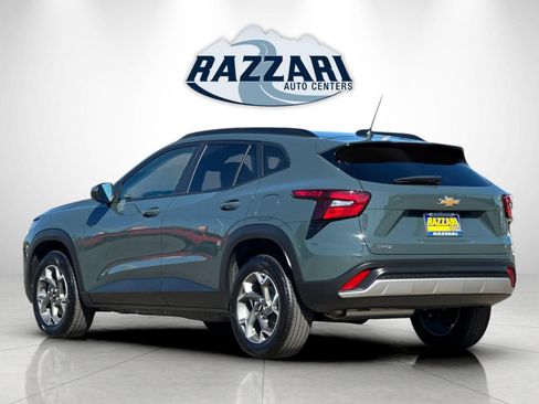 Used 2025 Chevrolet Trax LT FWD image 5
