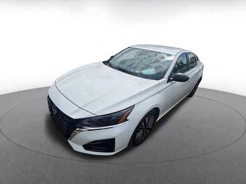 Used 2025 Nissan Altima 2.5 SV FWD image 4