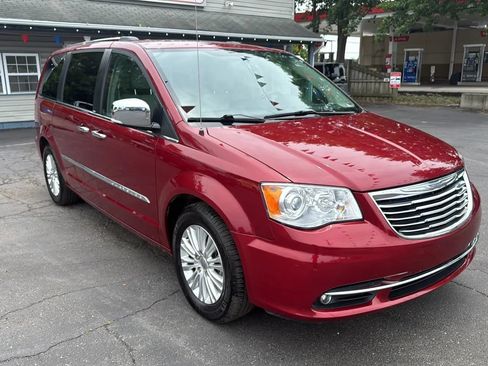 Used 2014 Chrysler Town & Country Limited w/ Luxury Group FWD image 8