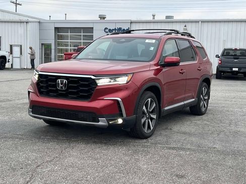 Used 2025 Honda Pilot Touring image 3