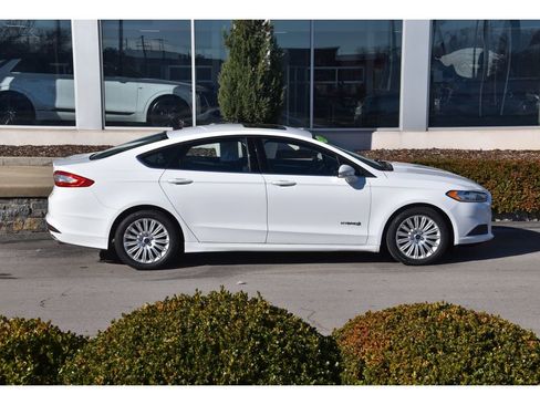 Used 2015 Ford Fusion SE image 3