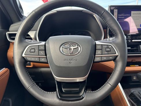 Used 2025 Toyota Highlander Platinum image 21