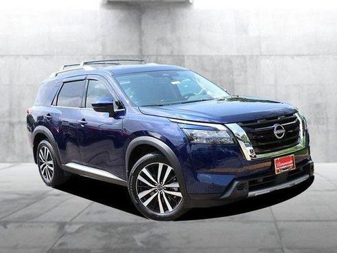 Used 2025 Nissan Pathfinder Platinum AWD/4WD image 2