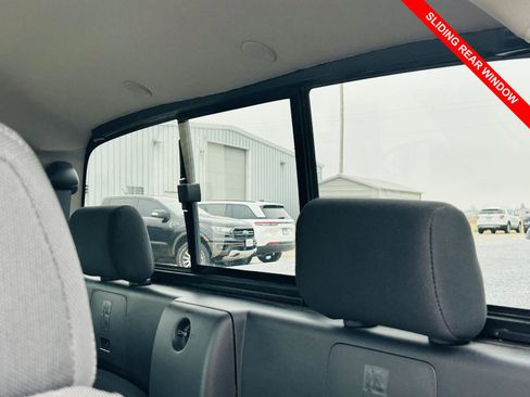 Used 2022 Nissan Frontier SV image 9