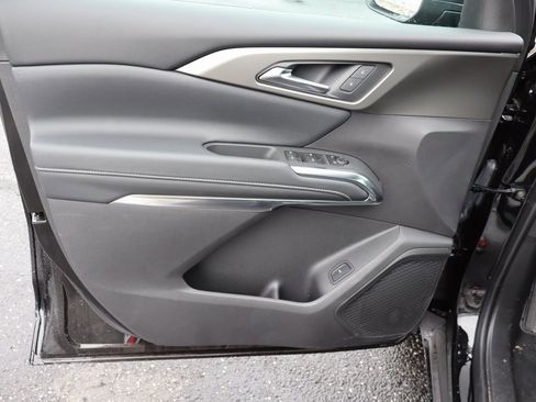 Used 2025 Chevrolet Traverse LT w/ Sun and Wheel Package image 2