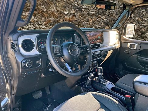 Used 2024 Jeep Wrangler Unlimited image 11