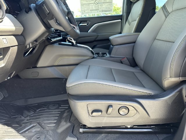 New 2026 Chevrolet Colorado ZR2 w/ Technology Package AWD/4WD image 19