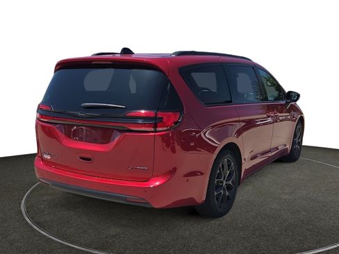 Used 2025 Chrysler Pacifica Limited FWD image 6