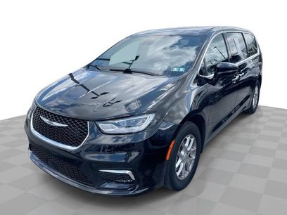 Used 2025 Chrysler Pacifica Select