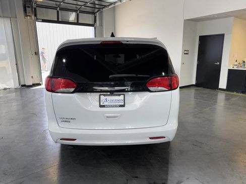 Used 2022 Chrysler Voyager LX FWD image 9