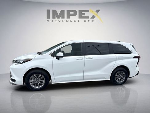 Used 2025 Toyota Sienna LE FWD image 2