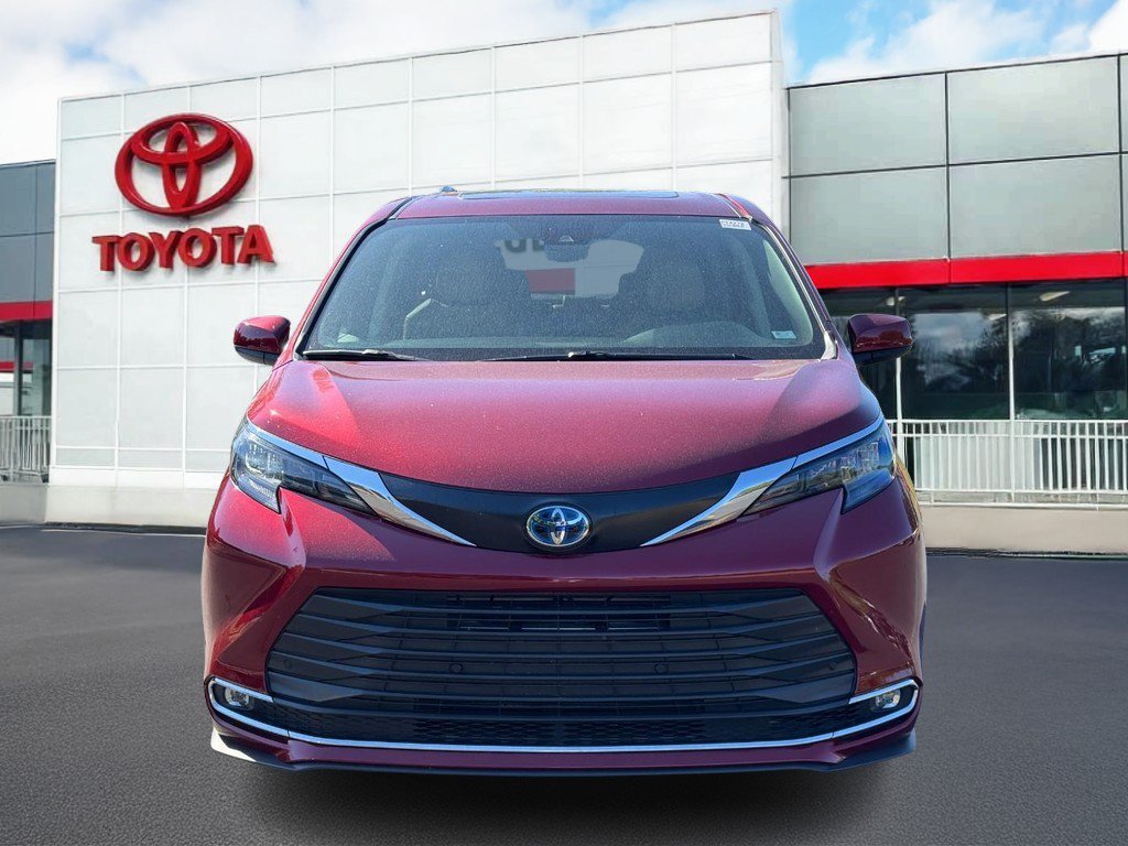 Used 2024 Toyota Sienna XLE FWD image 13