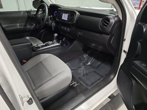 Used 2018 Toyota Tacoma SR image 31