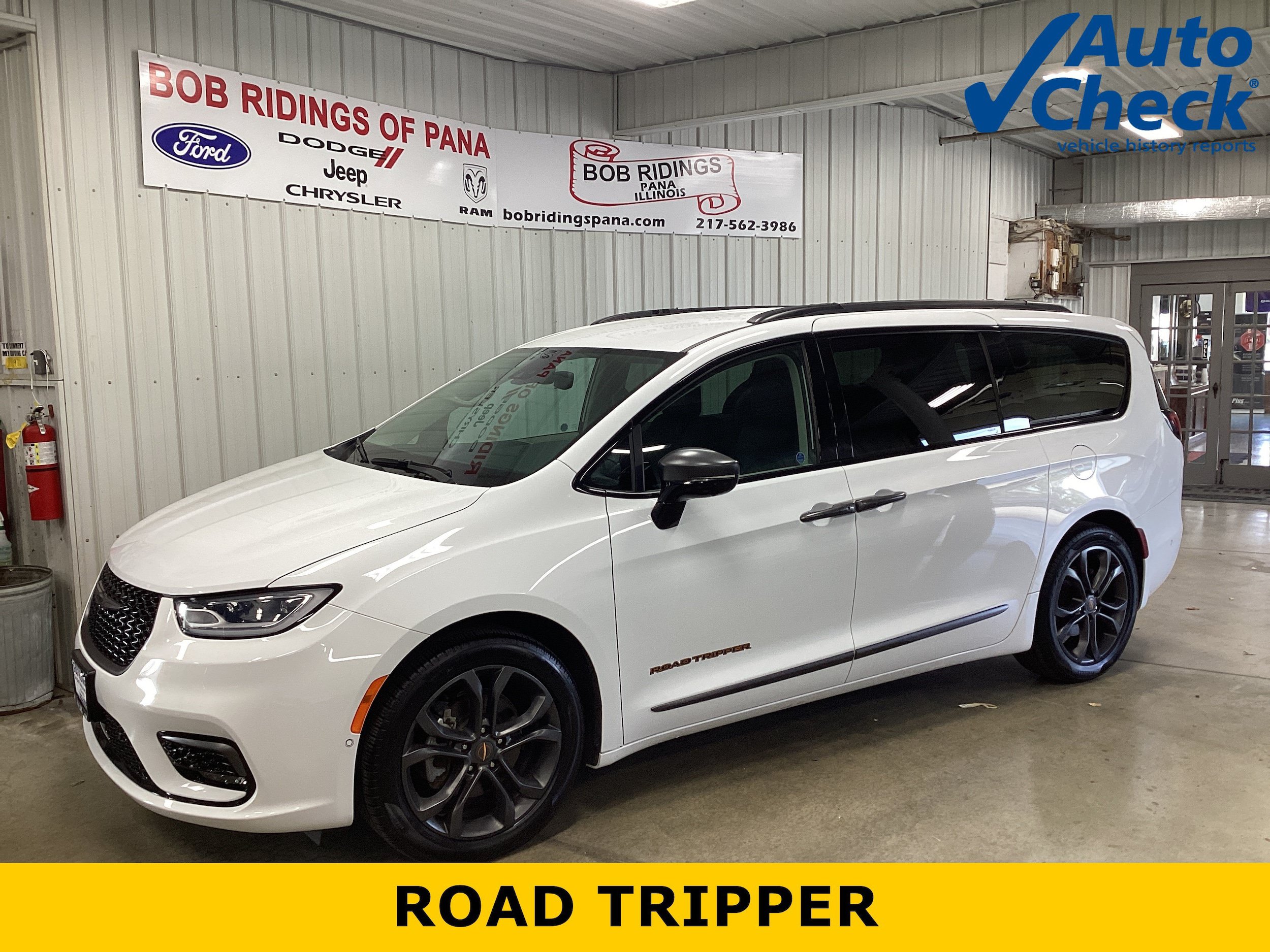Used 2024 Chrysler Pacifica Touring-L w/ Road Tripper Package FWD image 1