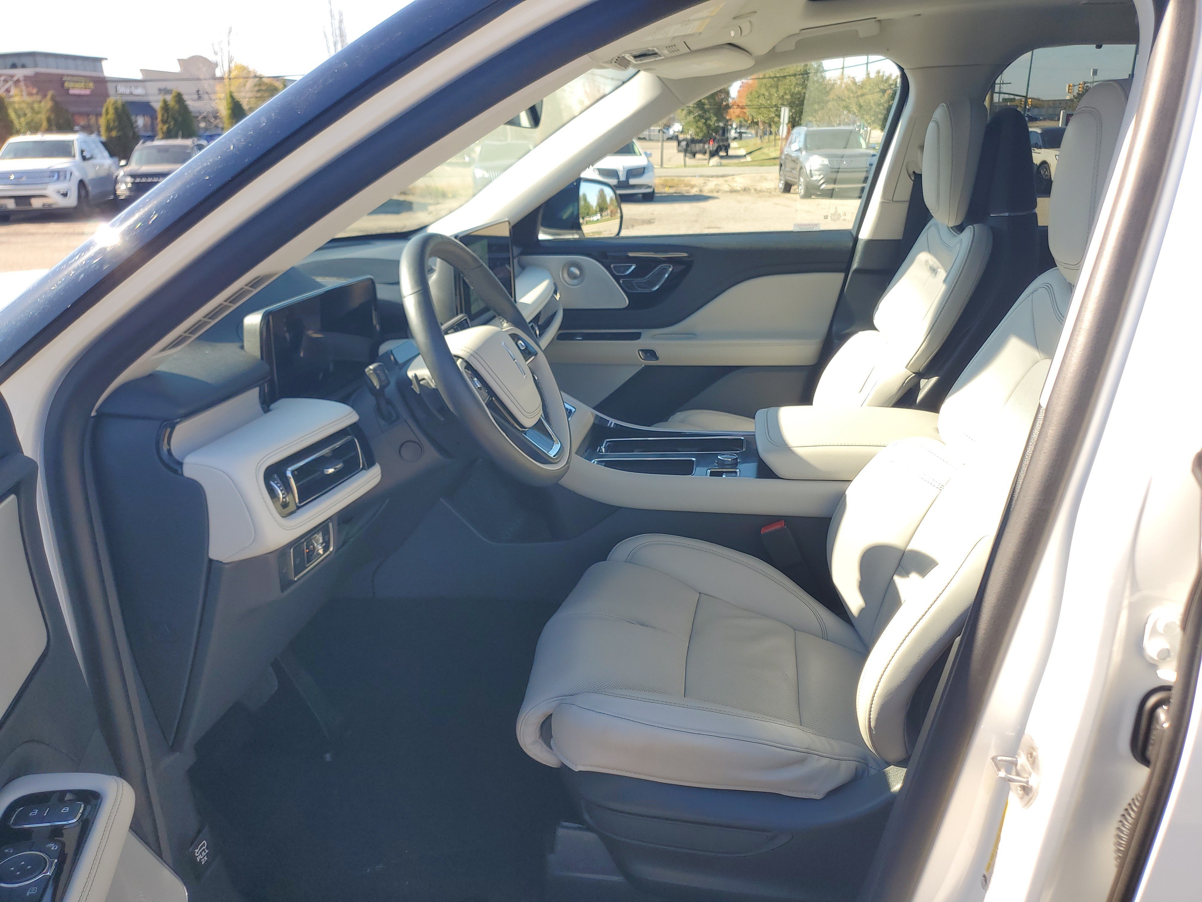 Used 2025 Lincoln Aviator Reserve w/ Equipment Group 201A AWD/4WD image 12