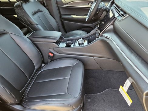 New 2025 Jeep Grand Cherokee L Limited w/ Black Appearance Package image 15