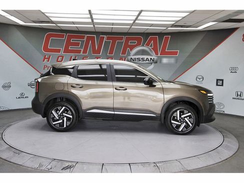 New 2026 Nissan Kicks SV w/ SV Premium Package FWD image 5