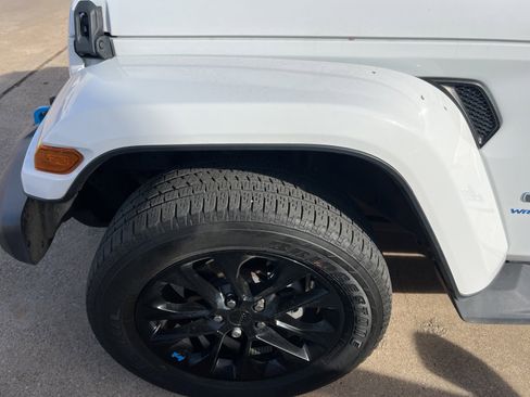 Used 2023 Jeep Wrangler Unlimited Sahara image 15