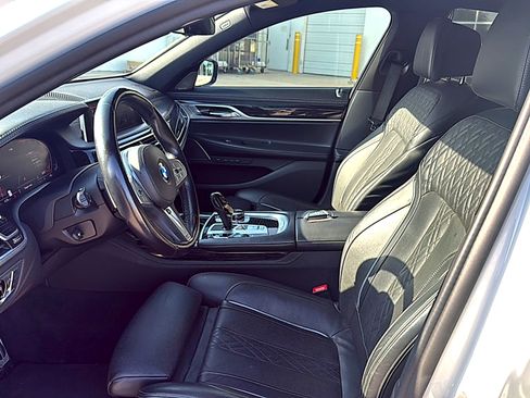 Used 2022 BMW 740i w/ Luxury Rear Seating Package RWD image 7