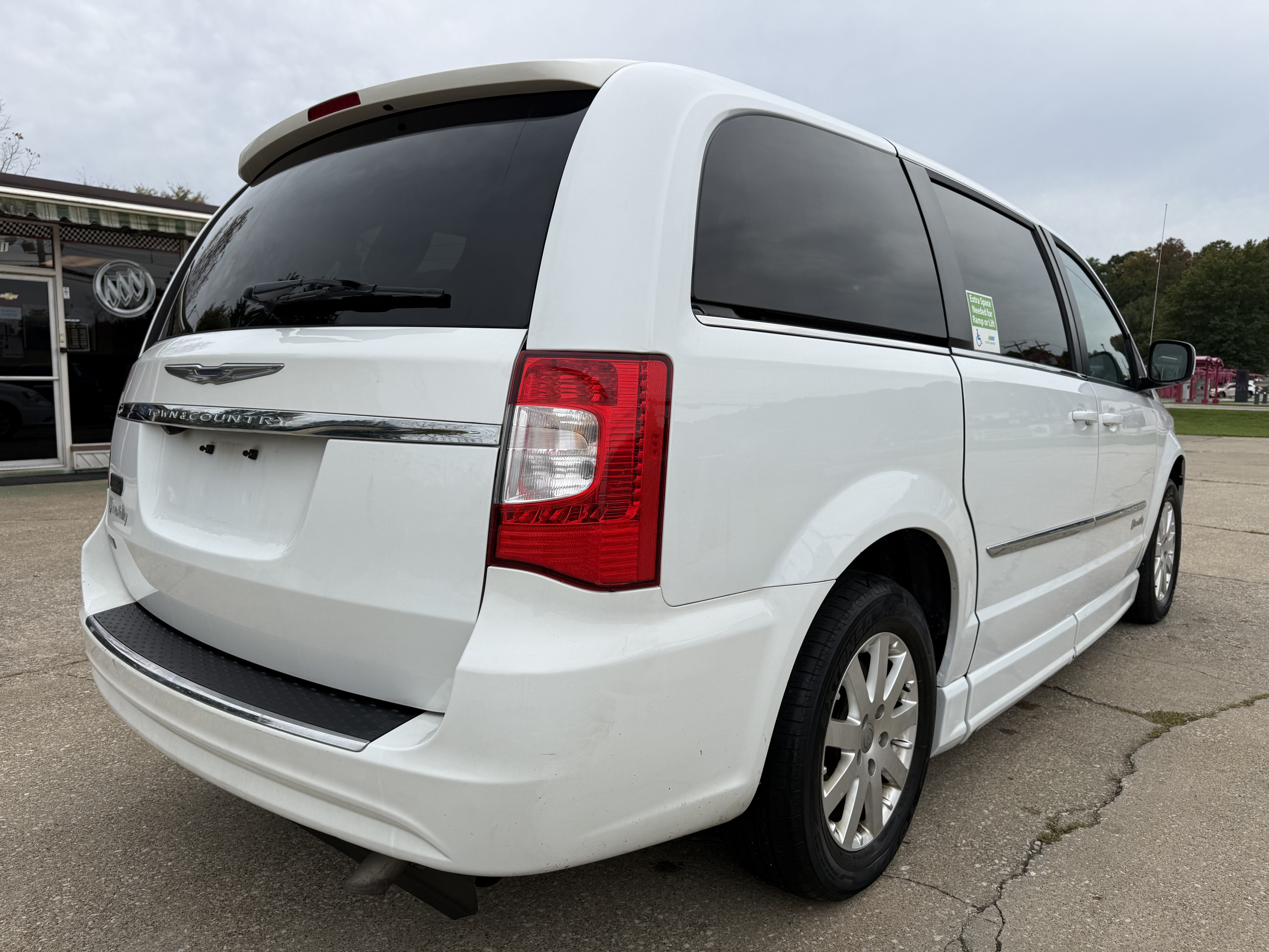 Used 2016 Chrysler Town & Country Touring FWD image 5