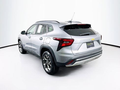 Used 2025 Chevrolet Trax LT w/ LT Convenience Package image 5