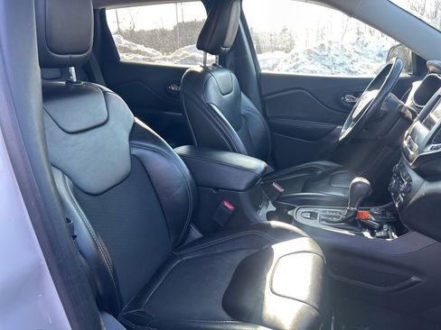 Certified 2019 Jeep Cherokee Latitude Plus w/ Cold Weather Group image 8