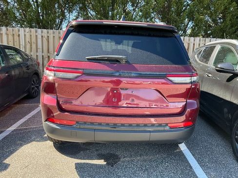 Used 2023 Jeep Grand Cherokee Altitude image 5