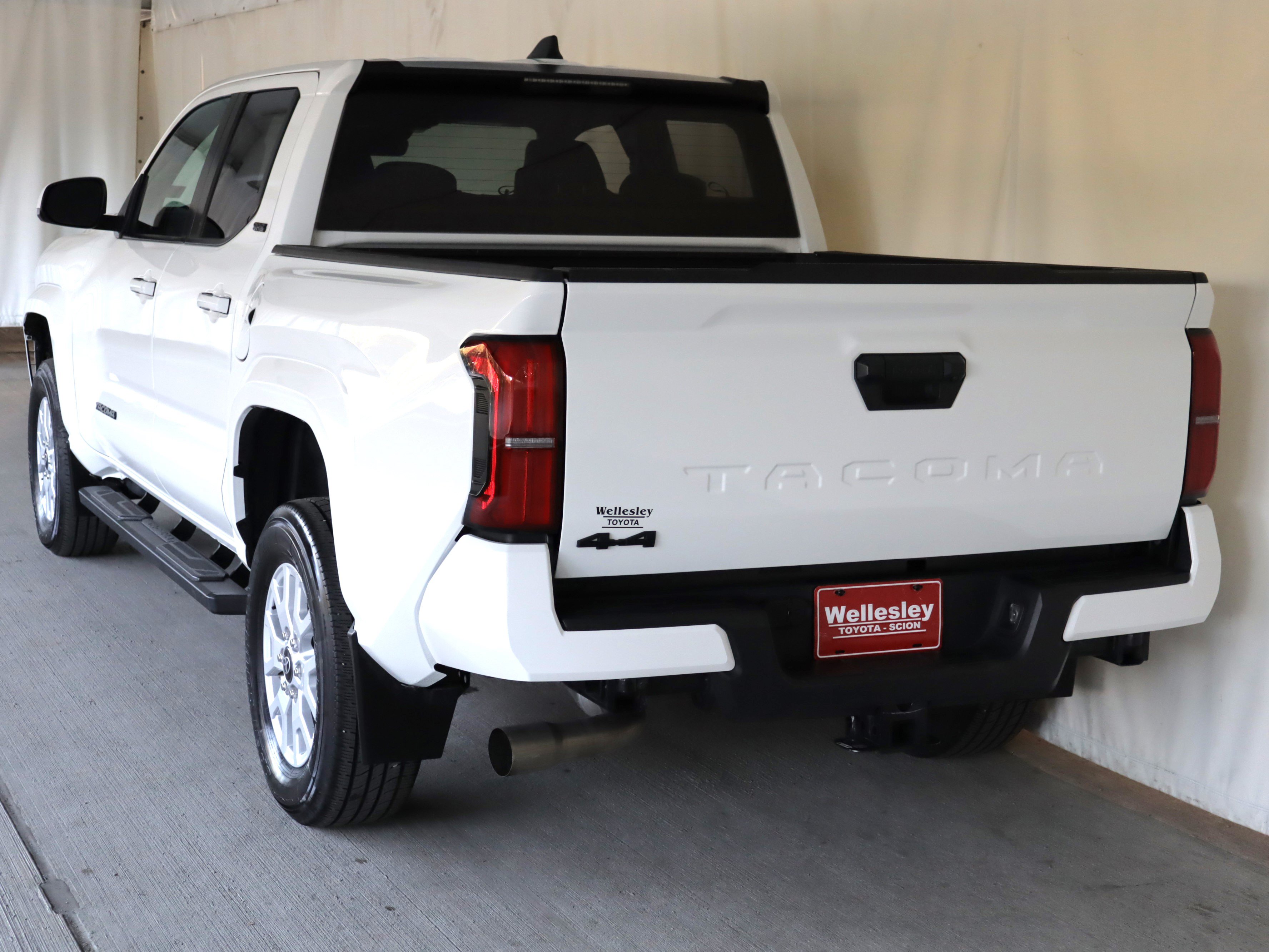 Used 2024 Toyota Tacoma SR5 AWD/4WD image 24