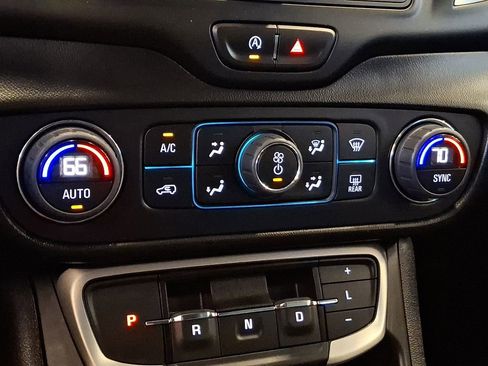 Used 2022 GMC Terrain SLE w/ Driver Convenience Package image 17