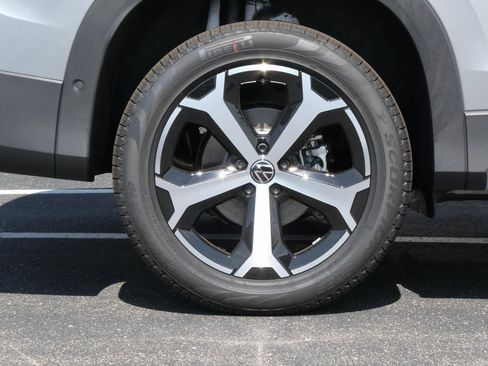 New 2025 Volkswagen Tiguan SE image 18