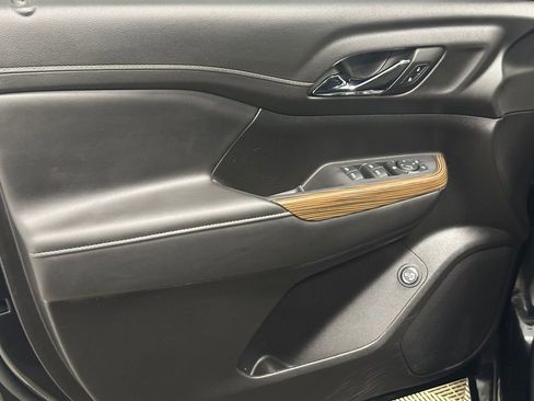 Used 2023 GMC Acadia SLE w/ Driver Convenience Package image 7