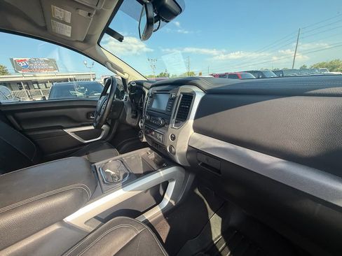 Used 2019 Nissan Titan PRO-4X w/ Pro-4x Convenience Package AWD/4WD image 25