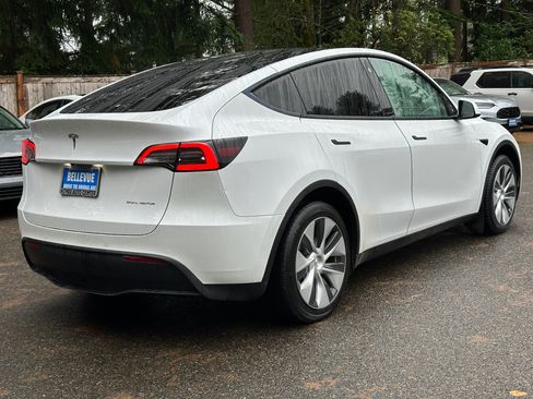 Used 2022 Tesla Model Y Long Range image 7
