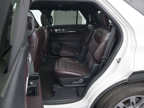 Used 2025 Ford Explorer Platinum RWD image 13