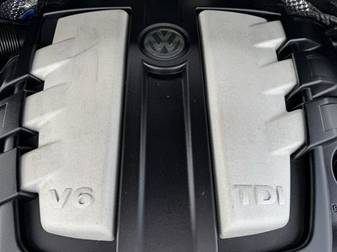 Used 2012 Volkswagen Touareg TDI image 31