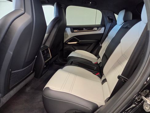 Certified 2025 Porsche Cayenne GTS AWD/4WD image 11