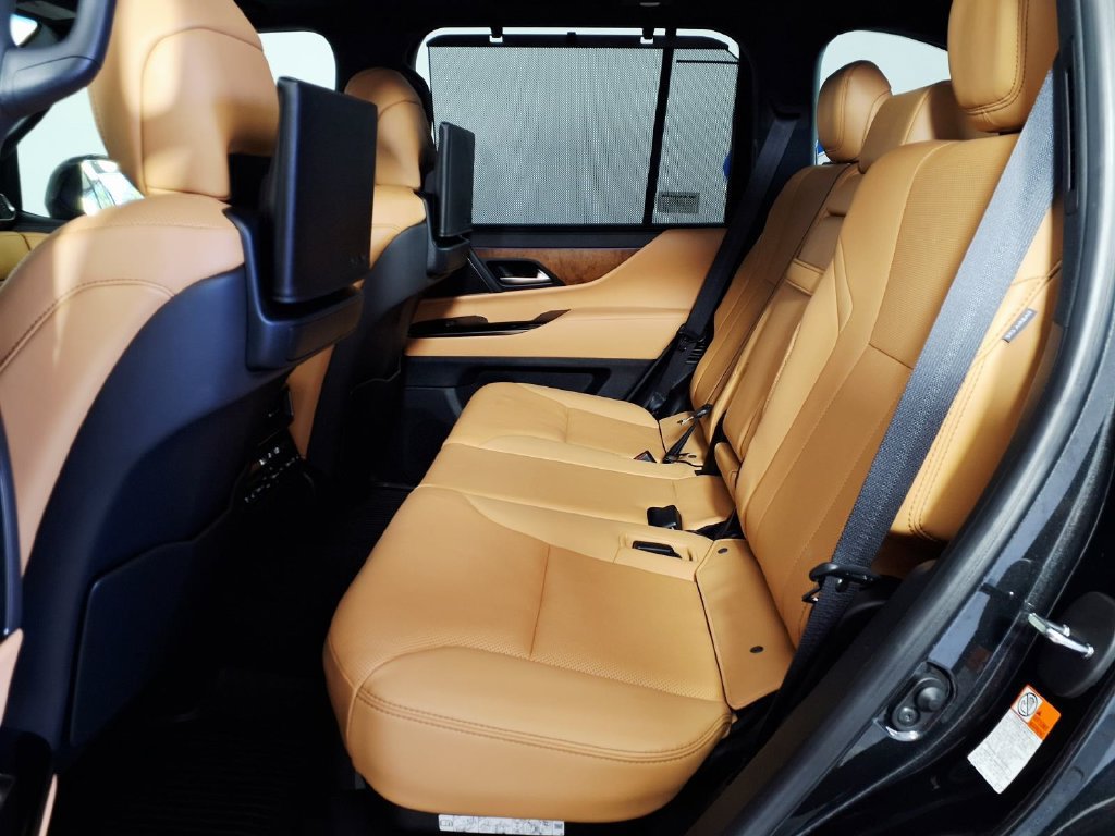 Used 2024 Lexus LX 600 4WD w/ Appearance Package image 8