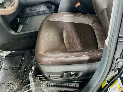 Used 2023 Toyota Sienna Platinum AWD/4WD image 19