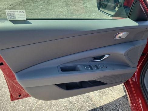 Used 2025 Hyundai Elantra SE image 6
